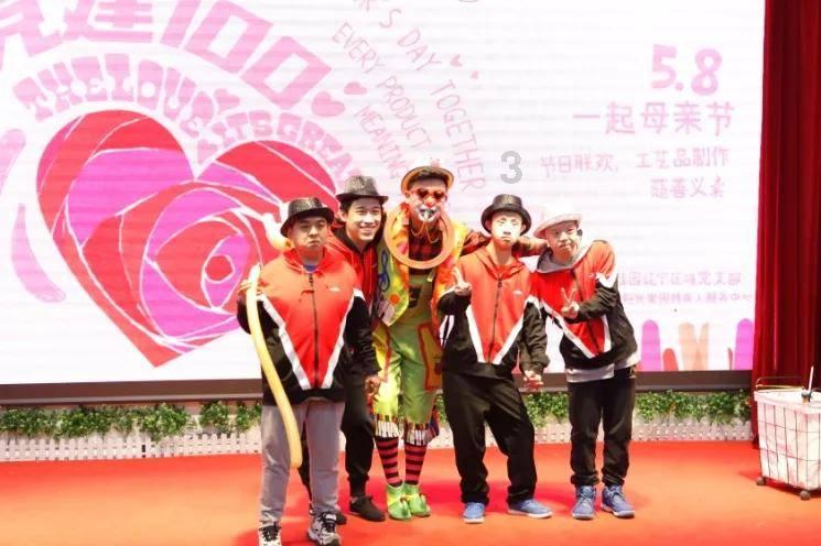 爸爸抱娃走路险摔倒 还好及时把娃撤回!“啥事没有还冲我乐”